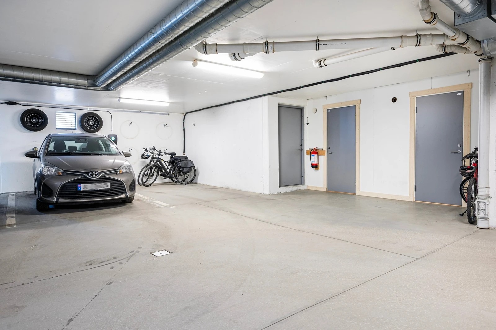 2 plasser i parkeringskjeller m/lading